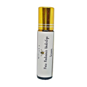 K&ouml;nnte beinhalten: Eine kleine, durchsichtige Glasflasche mit goldener Kappe und einem wei&szlig;en Etikett. Das Etikett tr&auml;gt die Aufschrift "melissa's Pure Radiance Undereye Serum". Auf dem Etikett befindet sich eine kleine Bienenillustration.