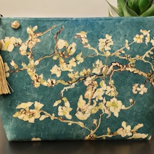 Van Gogh blaue Mandelblüten Samt Make-up Kosmetik Aufbewahrungstasche Reisetasche. Rotes Baumwollfutter goldene seidige Quaste und Diamanté-Pin. Tolles Geschenk