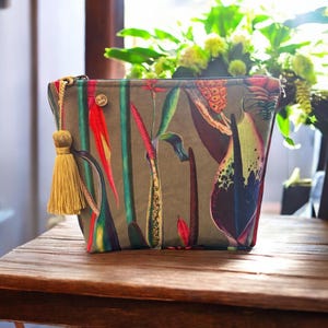 Piccola borsa per il trucco in velluto floreale verde/grigio, contenitore, borsa per cosmetici. Fodera in cotone rosso con una spilla con strass e nappa di seta dorata. Ottimo regalo