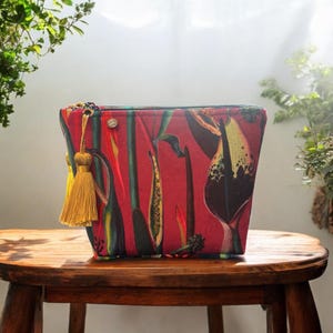 Borsa per il trucco piccola in velluto botanico floreale rosa, contenitore, borsa per cosmetici. Fodera in cotone rosso con spilla con nappa di seta dorata e strass. Ottimo regalo