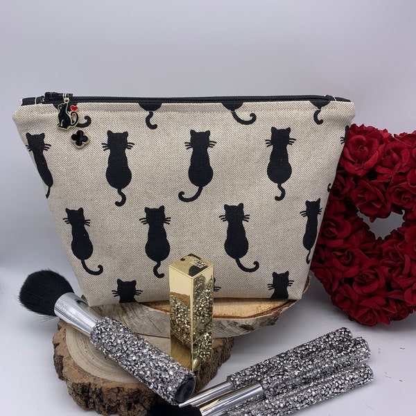 Toile de maquillage pour chat, cosmétique, sac de rangement. Chat noir avec tirette en forme de cœur rouge et épingle à bouton amovible. Fait main avec des tissus de qualité.