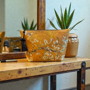 Van Gogh Sminkväska i sammet i guld med mandelblomma och rött bomullsfoder, silkeslen svart tofs: Förvaringsväska för kosmetika för resor.