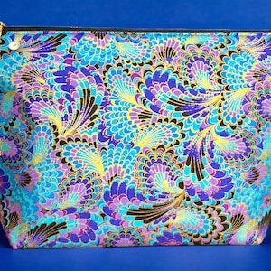 Sac de rangement pour queue de phénix japonais grande trousse de maquillage.  Doublure rouge lavable avec pampille soyeuse dorée et épingle en strass. Super cadeau