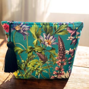 Piccola borsa per il trucco in velluto floreale turchese, contenitore, borsa per cosmetici. Fodera in cotone turchese con spilla con nappa di seta nera e strass. Ottimo regalo.