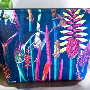 Wunderschöne botanische, geblümte, blaue Samt-Make-up-Tasche, Aufbewahrung, rotes Baumwollfutter mit schwarzer, seidiger Quaste und Diamanté-Pin. Tolles Geschenk.