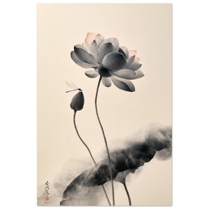 Puede incluir: Una lámina de arte vertical que muestra una gran flor de loto en flor con pétalos de puntas rosadas, un capullo de loto más pequeño con una libélula posada encima y una hoja grande y oscura estilo aguada en la base.