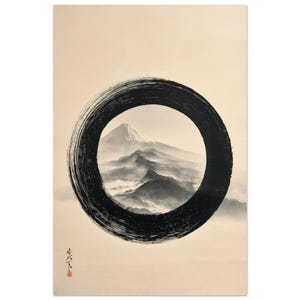 Puede incluir: Una impresión de arte mural vertical sobre un fondo beige claro que presenta un gran círculo de tinta negra pintado a mano. Dentro del círculo hay un paisaje monocromático del monte Fuji y cadenas montañosas brumosas.