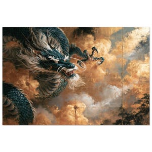 Print van een draak in de wolken, wanddecoratie in Japanse goudfolie-zeefdrukstijl. afbeelding 1