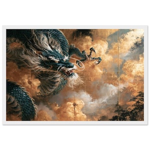 Op de afbeelding: Een wandkunstprint met een gedetailleerde illustratie van een lange, slangachtige blauwe draak met witte snorharen en schubben, zwevend door een lucht vol gouden, wervelende wolken en donkere silhouetten van bomen in de hoek.