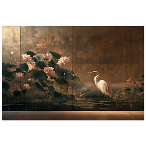 Op de afbeelding: Een muurschildering met een witte zilverreiger die in een donkere vijver staat, omringd door grote groene lotusbladeren en bloeiende roze lotusbloemen tegen een gestructureerde, goudkleurige achtergrond met zichtbare paneelnaden.