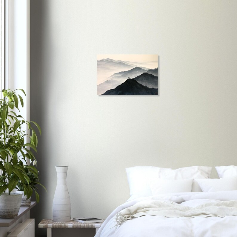 Estampa de paisaje de montañas brumosas, arte mural japonés estilo Sumi-e Japandi imagen 2