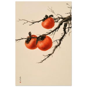 Puede incluir: Una pintura sobre un fondo beige claro que presenta una rama de estilo tinta con tres frutos de caqui de color naranja vibrante. La rama se extiende diagonalmente por el marco y hay un pequeño sello rojo con caracteres japoneses en la esquina.