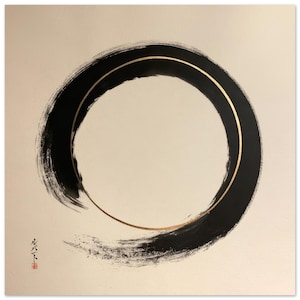 Op de afbeelding: Een vierkant kunstwerk op een crèmekleurige achtergrond met een grote, met de hand geschilderde zwarte inktcirkel met zichtbare penseelstreektexturen. Een dunne, metallic gouden cirkelvormige lijn is gecentreerd in de zwarte inkt. Japanse karakters en een klein rood zegel staan in de linkerbenedenhoek.