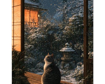 Könnte beinhalten: Eine graue getigerte Katze sitzt auf einer Holzveranda und blickt nachts in einen verschneiten Garten. Die Szene zeigt eine Steinlaterne, schneebedeckte Bäume und eine warm leuchtende Shoji-Wand auf der linken Seite bei Schneefall.