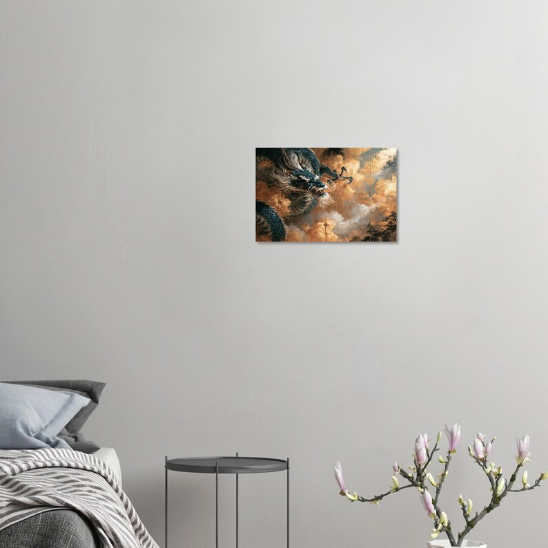 Print van een draak in de wolken, wanddecoratie in Japanse goudfolie-zeefdrukstijl. afbeelding 5