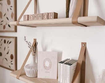 Estantería infantil de madera maciza con correas de cuero: Estanterías flotantes modernas