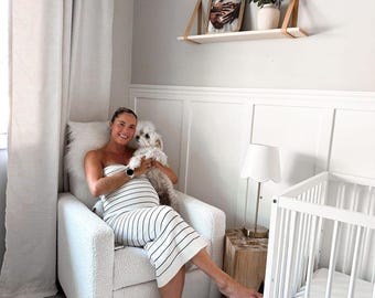 Estanterías de arce para guardería: Estanterías flotantes de madera maciza con correas de cuero.