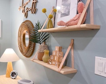 Estantería infantil de arce: Estante flotante de madera con correas de cuero.