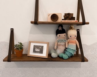Estantería infantil de nogal con correas de cuero: Estantería flotante de madera maciza