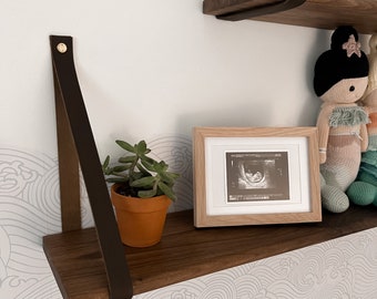 Estantería de nogal con correas de cuero: estantería flotante de madera noble