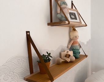 Estantería infantil de nogal americano con correas de cuero: Estantería flotante de madera dura