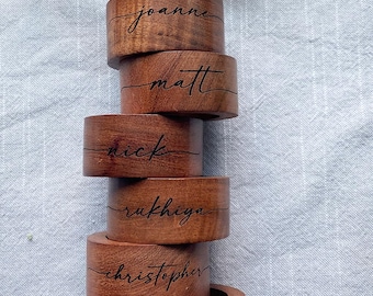 Anillos de servilleta de madera personalizados para decorar la mesa de Acción de Gracias: Anillos de servilleta con nombres de familia, apellidos o palabras grabadas con láser.