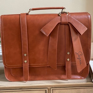 Brown laptop bag for women with laser engraved name on bow. Monogrammed tan leather laptop bag for her. Custom computer bag for her. Custom briefcase for professional woman. Personalized leather work bag for women. Brown vegan leather satchel women.