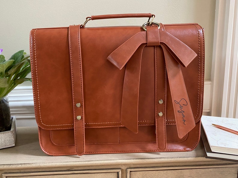 Brown laptop bag for women with laser engraved name on bow. Monogrammed tan leather laptop bag for her. Custom computer bag for her. Custom briefcase for professional woman. Personalized leather work bag for women. Brown vegan leather satchel women.