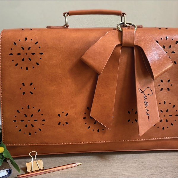 Bolso portátil de cuero marrón personalizado, bolso portátil de cuero monograma, bolso portátil de cuero para mujer, bolso portátil de cuero vegano para mujer con lazo