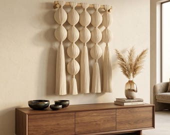 Grande tapeçaria de parede em macramê: peça de destaque em estilo boho chic.