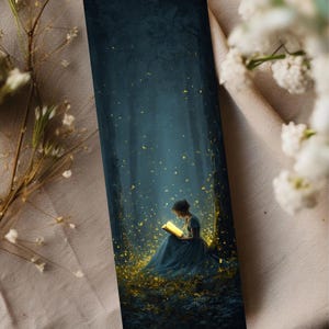 Könnte beinhalten: Lesezeichen mit einer Frau in einem blauen Kleid, die in einem Wald ein leuchtendes Buch liest. Die Illustration hat ein dunkelblaues und goldenes Farbschema, wobei das Licht des Buches im Mittelpunkt steht.