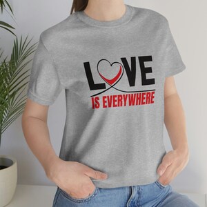 Koszulka Love Is Everywhere, Koszulka walentynkowa, Koszulki miłosne damskie, Prezent dla niej, Prezent dla chłopaka i dziewczyny, Pomysły dla par, Słodki T-shirt