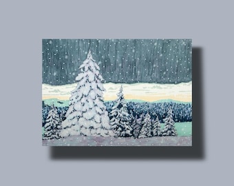 Pode incluir: Pintura em aquarela de uma cena de inverno com neve. A neve branca cobre as árvores perenes em primeiro plano. Um céu escuro e tempestuoso com neve caindo está acima das árvores. O fundo mostra uma floresta e um horizonte amarelo claro e verde.
