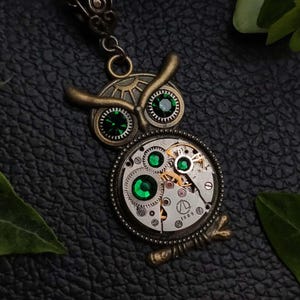 Wisiorek Steampunk Sowa, Brązowy Naszyjnik z Zielonymi Kryształami, Fantastyczna Biżuteria Ptaków Leśnych, Miłośnicy Sów, Prezent o tematyce Przyrody i Dzikiej Przyrody