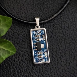 Pendentif pour circuit imprimé technologique moderne • Style futuriste • Art de la carte mère • Cyber bijoux en acier inoxydable pour ingénieur, programmeur, codeur