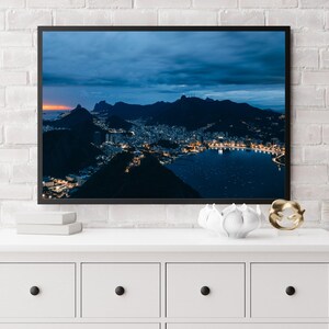 Rio de Janeiro la nuit | Impression de Rio de Janeiro, photographie de Rio de Janeiro, impression du Brésil, cadeaux brésiliens, décor de chambre à coucher esthétique
