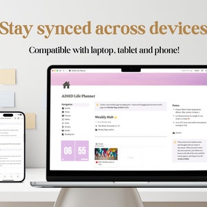 Pu&ograve; includere: Uno screenshot di un laptop e di un telefono che mostrano la stessa app, ADHD Life Planner. L'app ha un'intestazione rosa con un'icona di casa e il testo "ADHD Life Planner". Lo schermo del laptop mostra un hub settimanale con un timer impostato su 06:55, una sezione di note e una sezione per gli eventi. Lo schermo del telefono mostra un elenco di attivit&agrave;. Il testo "Rimani sincronizzato su tutti i dispositivi" e "Compatibile con laptop, tablet e telefono!" &egrave; visualizzato sopra l'immagine.