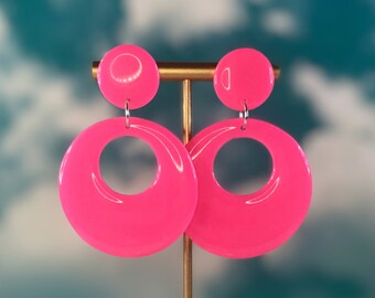 Pendientes retro de arcilla polimérica con aros de color rosa intenso, ligeros, modernos, novedosos, hechos a mano, de los años 60.