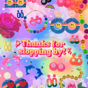 Puede incluir: Una colecci&oacute;n de pendientes, collares y pulseras coloridos con caritas sonrientes, arco&iacute;ris, corazones y dise&ntilde;os de bolas de billar. La imagen tambi&eacute;n incluye el texto "&iexcl;Gracias por pasar!"