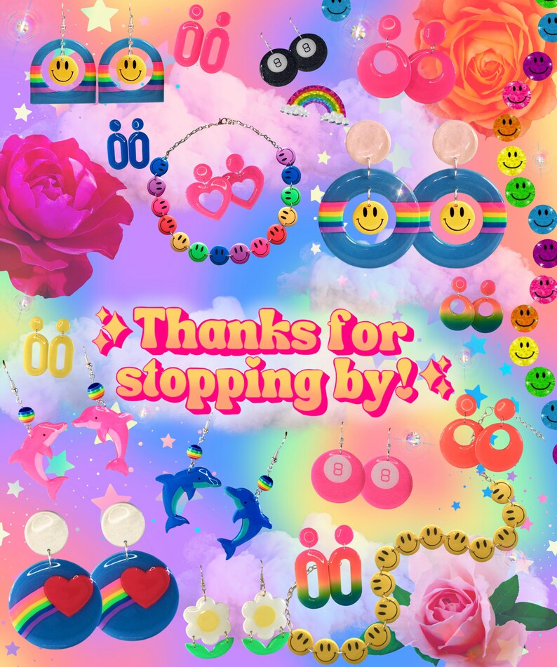 Puede incluir: Una colecci&oacute;n de pendientes, collares y pulseras coloridos con caritas sonrientes, arco&iacute;ris, corazones y dise&ntilde;os de bolas de billar. La imagen tambi&eacute;n incluye el texto "&iexcl;Gracias por pasar!"