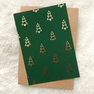 Cartolina di Natale in lamina d'oro formato A6 con busta artigianale abbinata, motivo di alberi di Natale in lamina d'oro su sfondo colore verde scuro