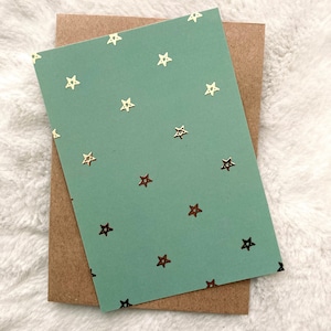 Cartão de Natal em folha de ouro tamanho A6 com envelope artesanal correspondente, padrão de estrela em folha de ouro na cor de fundo verde claro