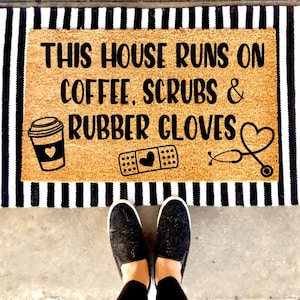 Dit huis draait op koffie, scrubs en rubberen handschoenen | Gezondheidszorg | Verpleegkundige | Aangepaste deurmat | Cadeau-idee |