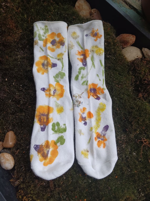 Eco printed wildflowers socks《earth friendly socks《handmade《botanically dyed cotton socks《unique《naturally dyed socks《ecoprint《 gift