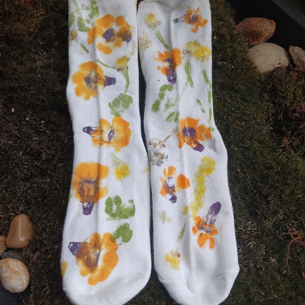 Eco printed wildflowers socks《earth friendly socks《handmade《botanically dyed cotton socks《unique《naturally dyed socks《ecoprint《 gift