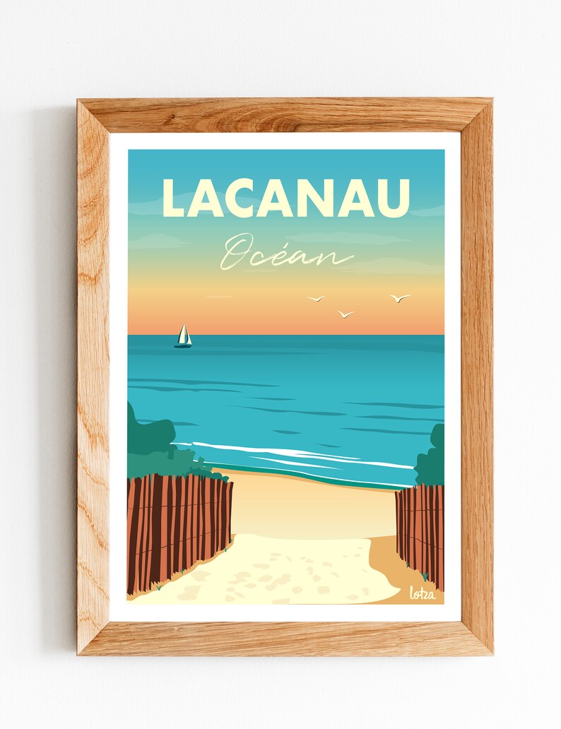 K&ouml;nnte beinhalten: Ein Vintage-Poster mit dem Text "Lacanau Oc&eacute;an" in gelben und wei&szlig;en Buchstaben. Das Poster zeigt eine Strandszene mit einem Segelboot in der Ferne, einem Sandstrand und einem Holzzaun, der zum Wasser f&uuml;hrt.