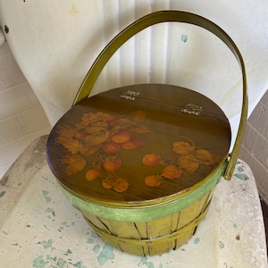 Koszyk z pokrywką wykonany metodą decoupage'u, 1976 r.