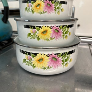 VTG Nesting Enamel Mixing Bowl Set of 3 • Pink & Yellow Floral • Eighties-tastic!