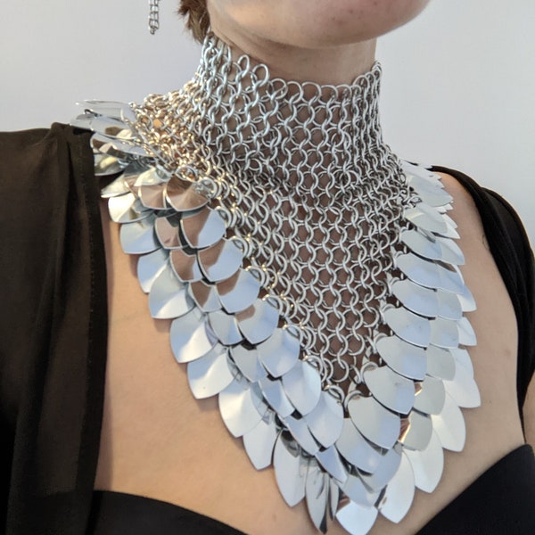 Scale maille power collar