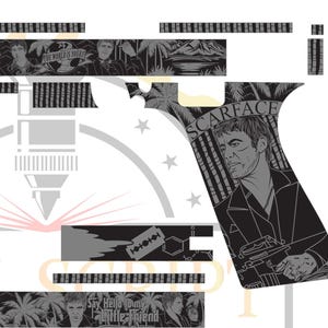 Puede incluir: Diseño gráfico en blanco y negro con imágenes de la película Scarface. El diseño incluye el texto "SCARFACE" y "Say Hello to my Little Friend". El diseño también incluye palmeras y la frase "THE WORLD IS YOURS".